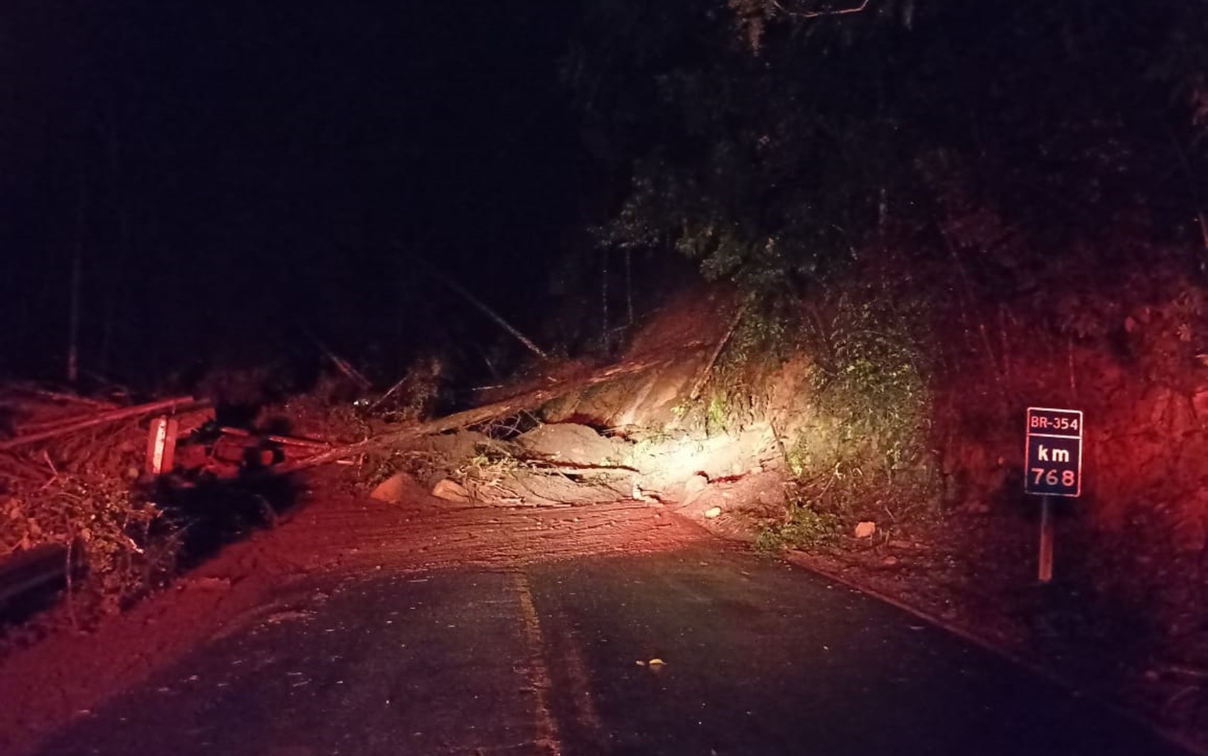 BR-354 é interditada após queda de barreiras pelas chuvas em Itamonte, MG