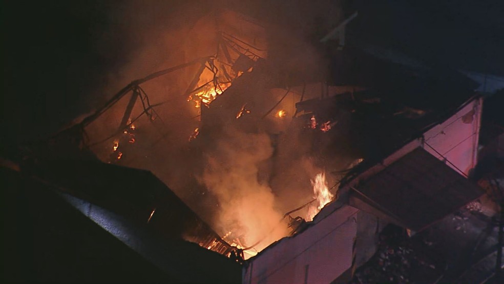 Incêndio atinge fábrica de plástico na Zona Norte de S — Foto: Reprodução/TV Globo
