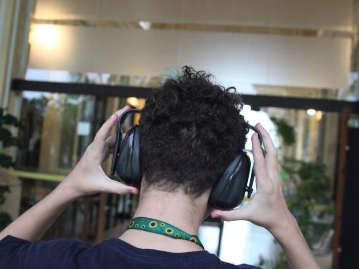 Santos distribui abafadores de ruído para pessoas com hipersensibilidade auditiva