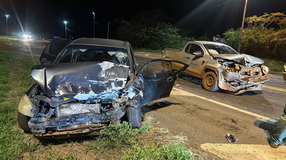 Batida entre caminhonete e carro deixa duas mulheres gravemente feridas na BR-153 no interior de SP