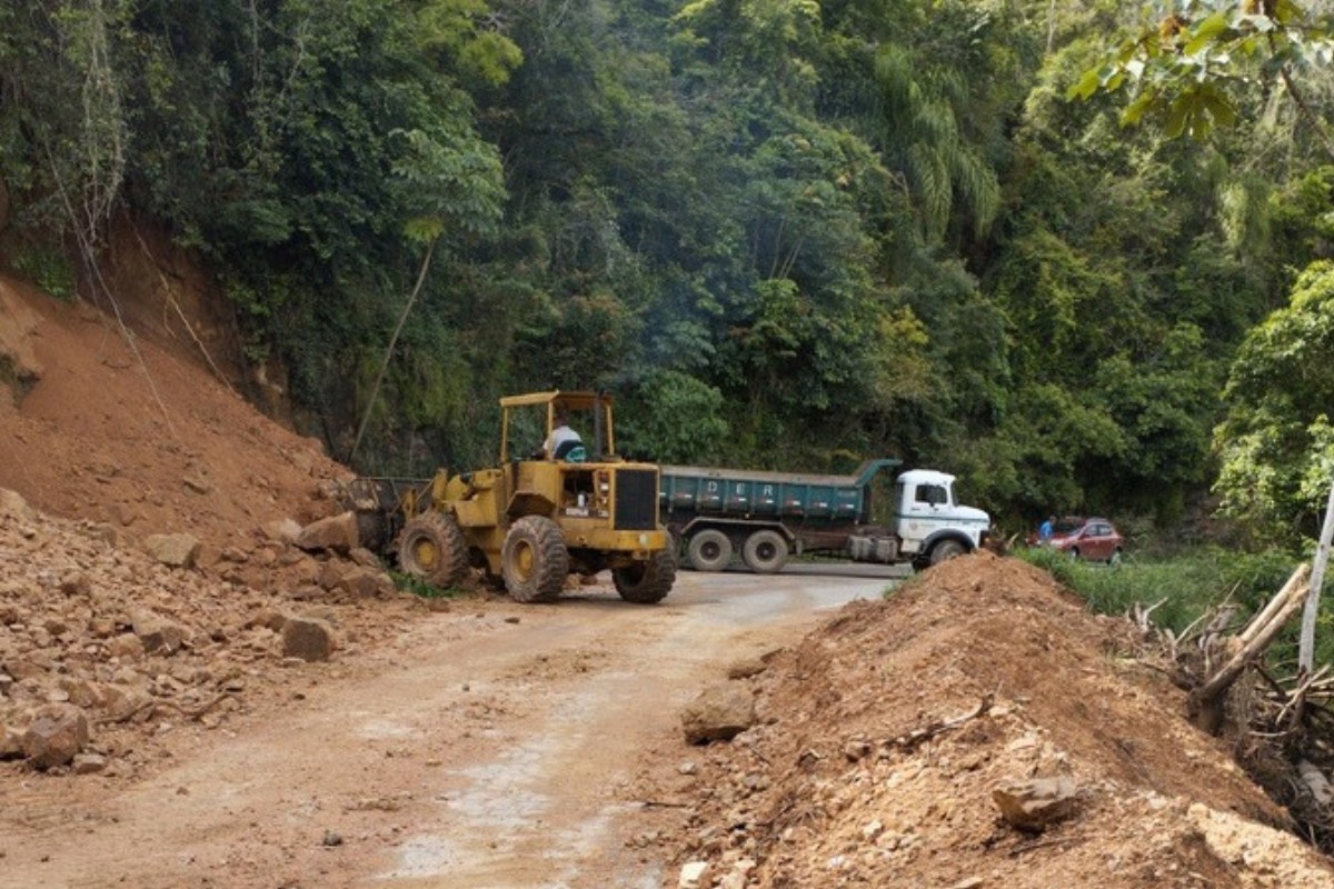 Deslizamento de terra bloqueia totalmente trecho da PR-092 entre duas cidades da Grande Curitiba