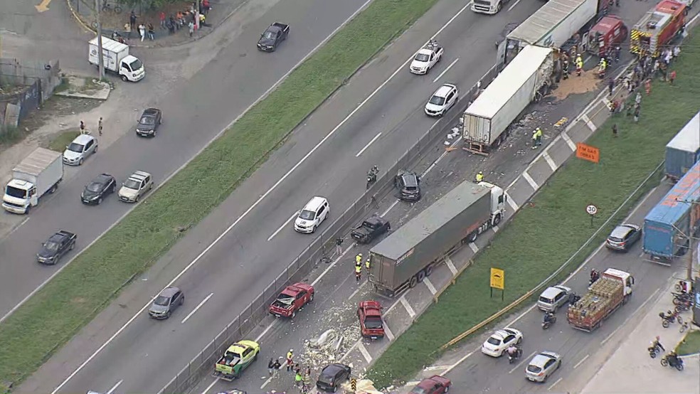 Carretas e carros batem na Rodovia Presidente Dutra, em Nova Iguaçu — Foto: Reprodução/TV Globo