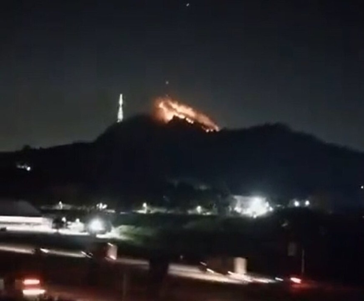 VÍDEO: Incêndio atinge o Pico do Jaraguá, na Zona Norte de SP, na noite deste sábado