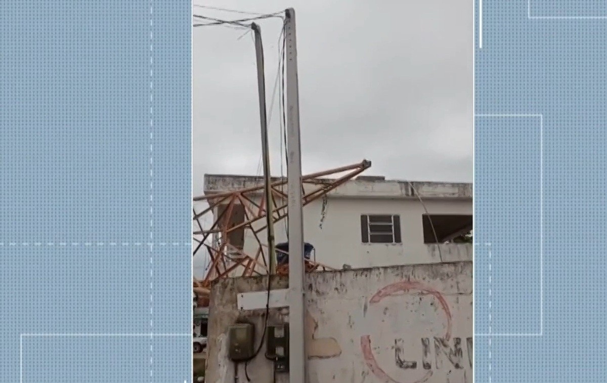 Torre de transmissão cai após ventania e atinge casas em São Francisco de Itabapoana