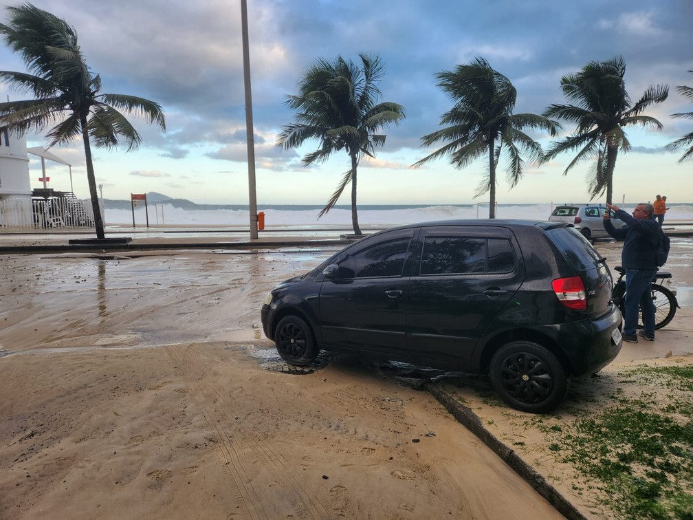 Carro foi arrastado por ressaca no Leblon — Foto: Raoni Alves/g1