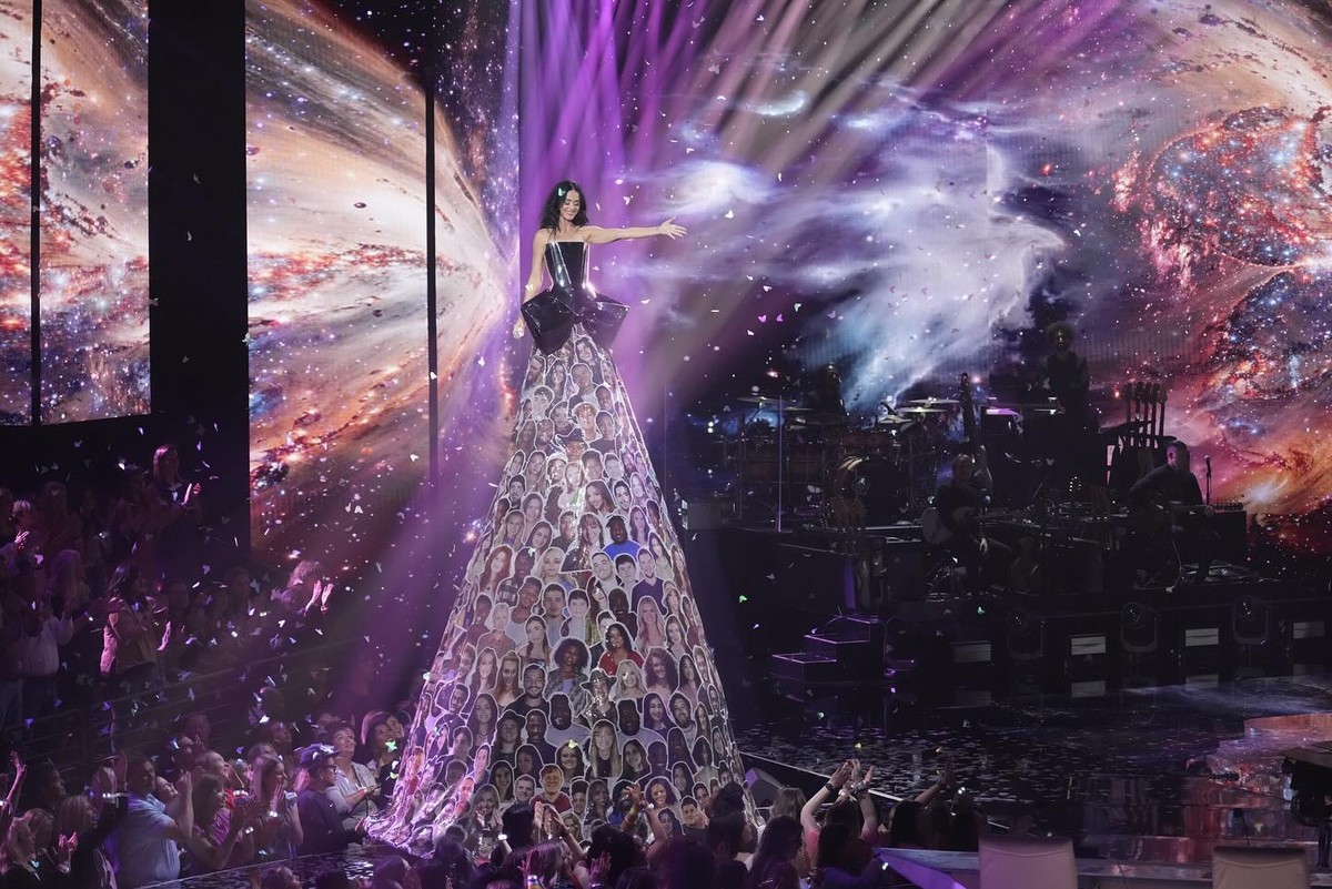 Katy Perry usa vestido gigante em performance de despedida do 'American Idol'