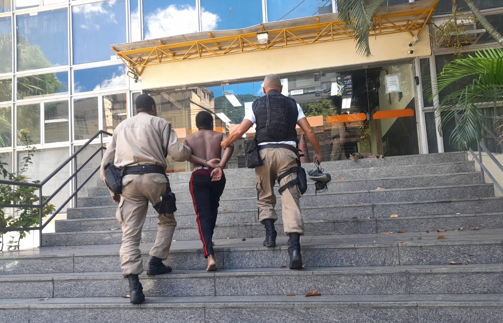 Guarda Municipal prendem homem suspeito de jogar mulher do 2º andar no Centro do Rio