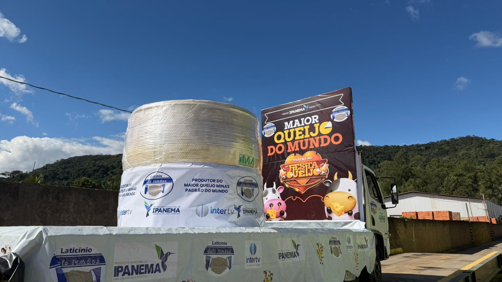 Após queijo gigante, Ipanema, em MG, produz a maior goiabada do mundo