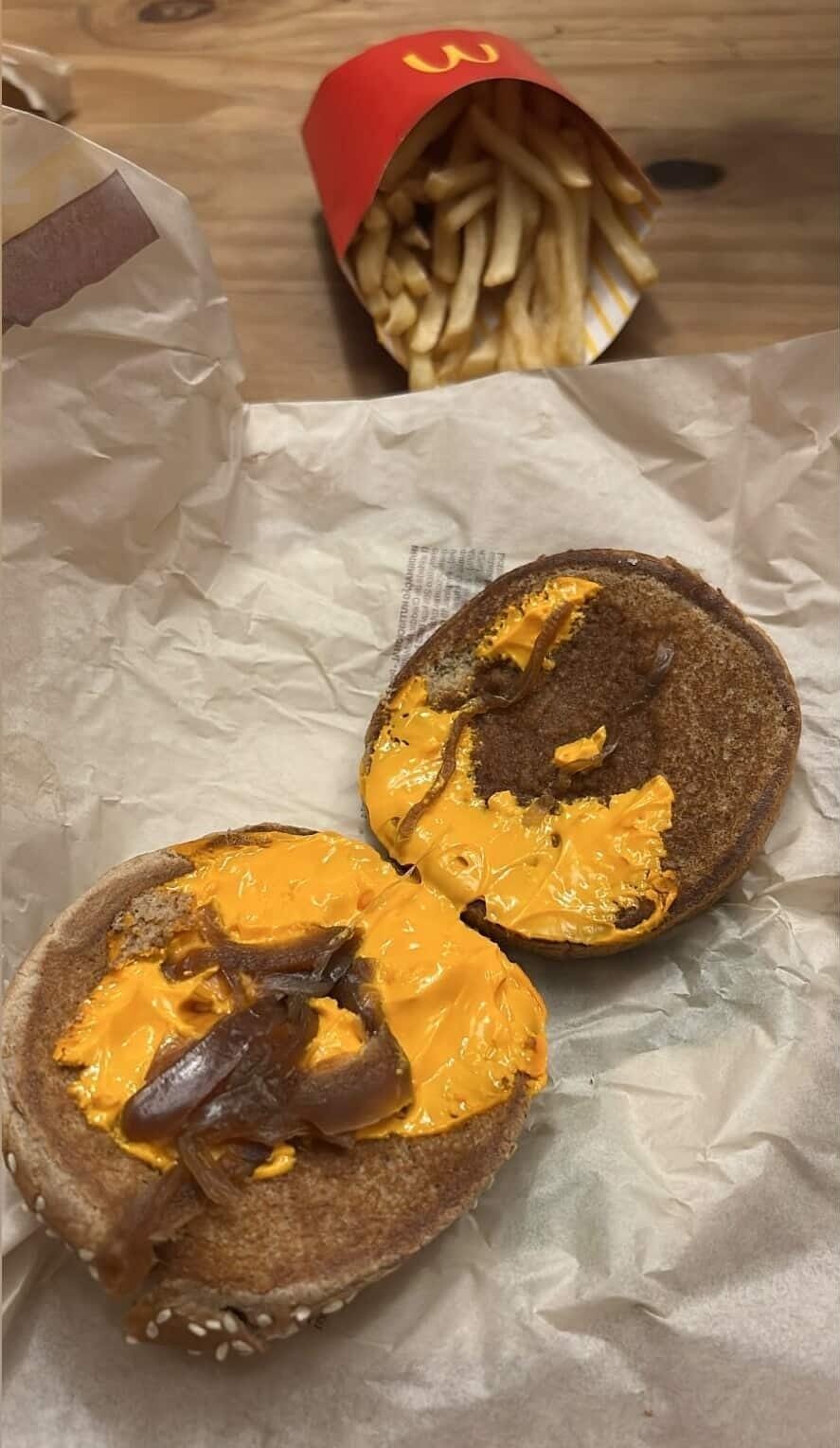 Cliente recebe hambúrguer do McDonald's sem carne, reclama, e resposta surpreende: 'Impossível'