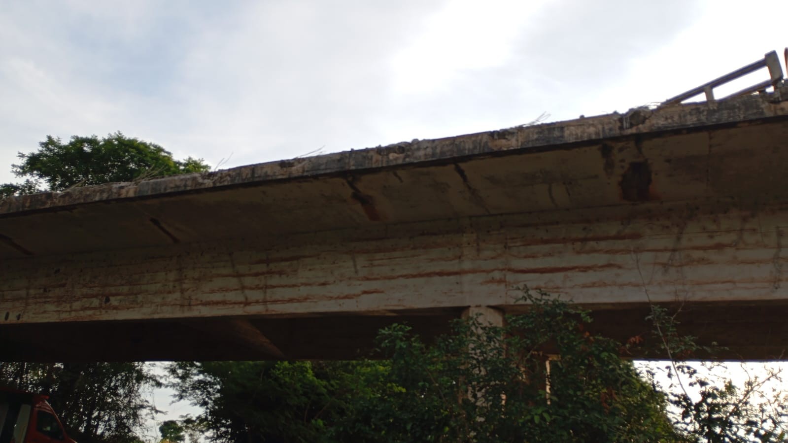 Ônibus cai de ponte e deixa mortos e feridos na BR-153