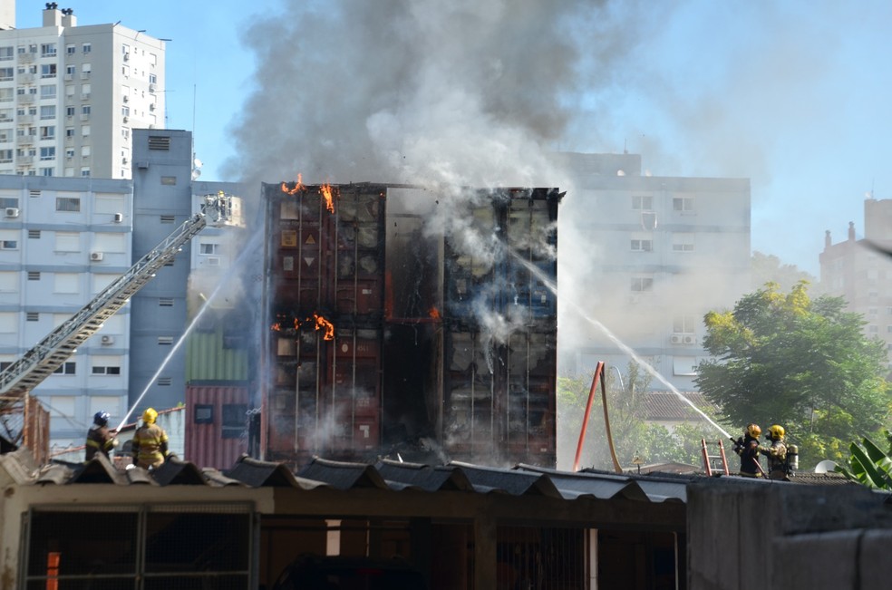 Incêndio atinge contêineres em Porto Alegre — Foto: Suzana Pires