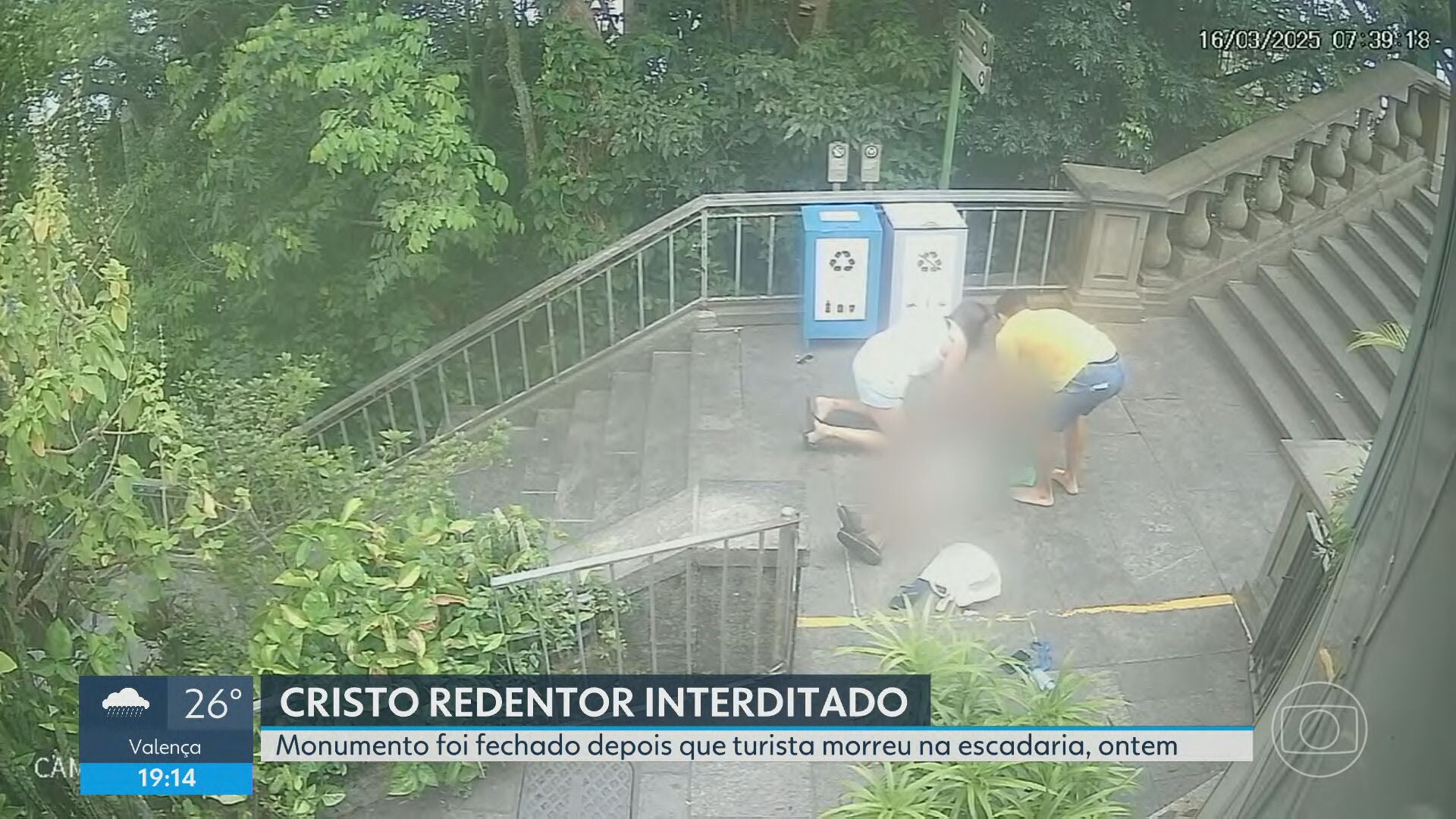 Imagens mostram turista que morreu na escadaria do Cristo sendo socorrido por nora, funcionário de loja e padre antes de morrer