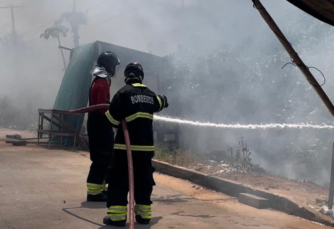 Incêndio de grandes proporções atinge vegetação na Região Metropolitana de Manaus 