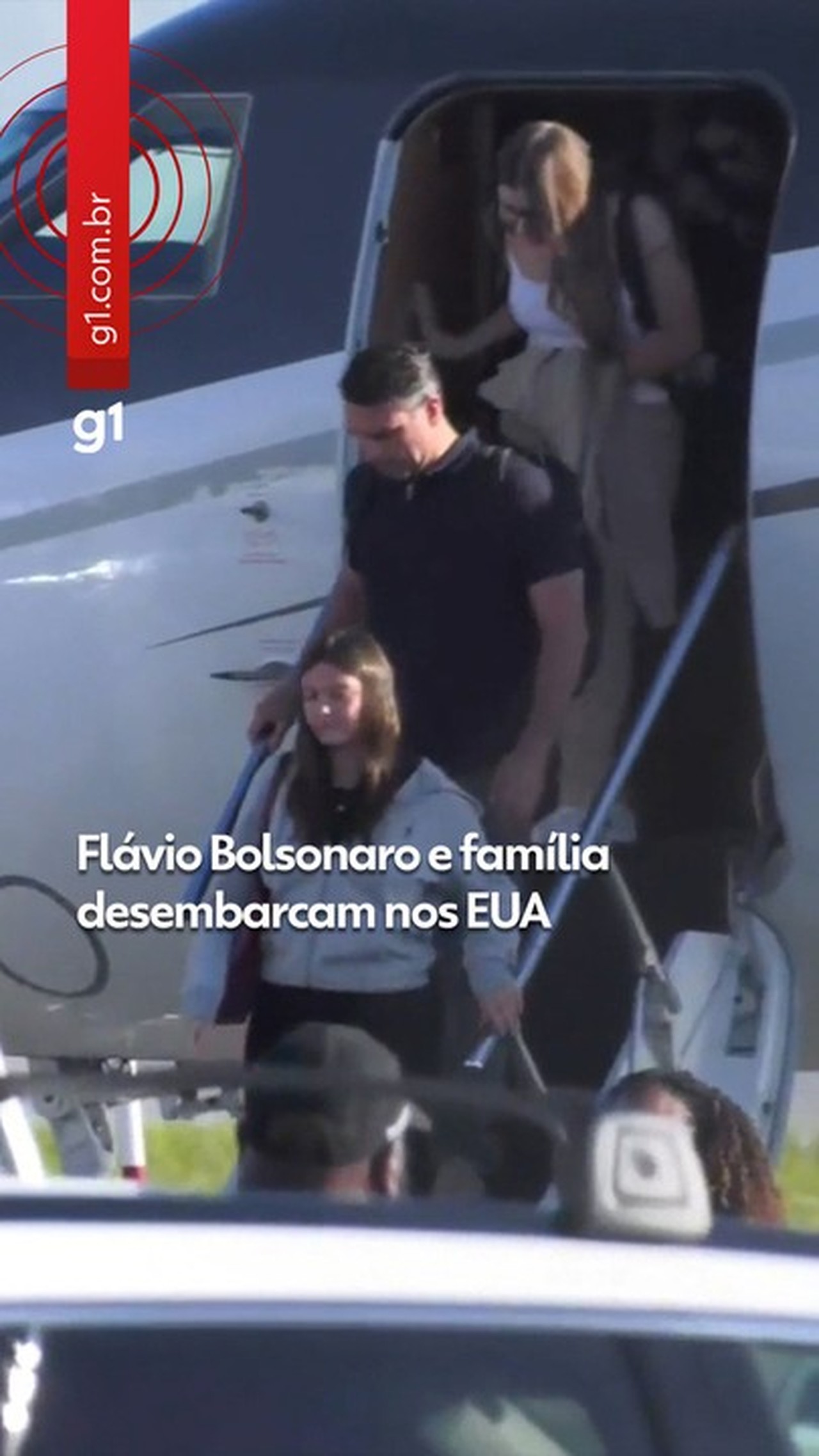 VÍDEO mostra momento em que Flávio Bolsonaro e família desembarcam nos EUA