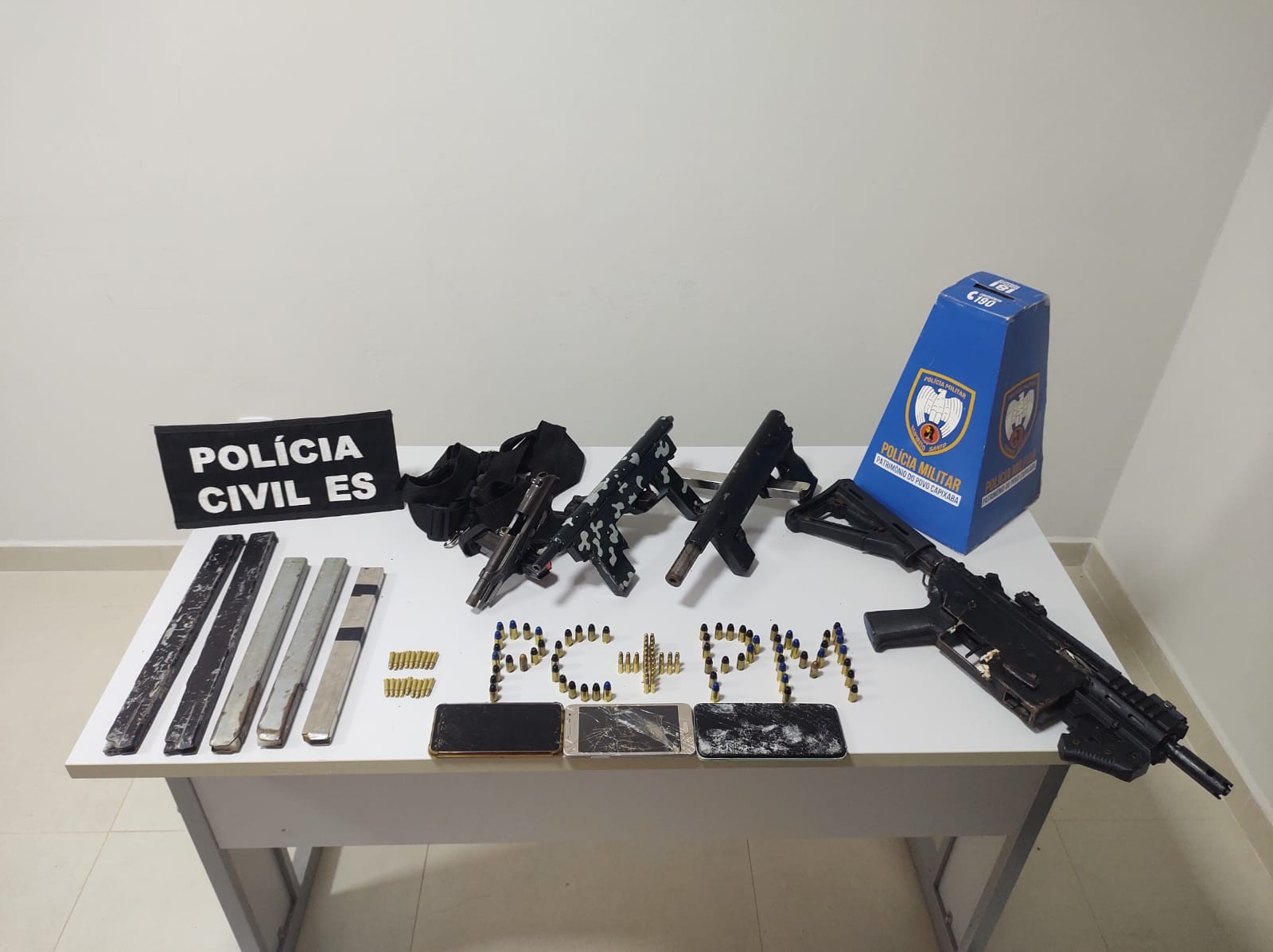 VÍDEO: polícia encontra armas de grosso calibre escondidas dentro de geladeira durante operação no ES