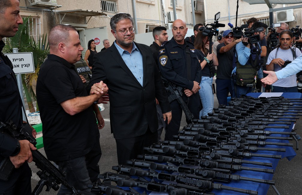 27/10/2023 - O ministro da Segurança Nacional de Israel, Itamar Ben-Gvir, participa de um evento para distribuição de armas em Ashkelon — Foto: REUTERS/Violeta Santos Moura