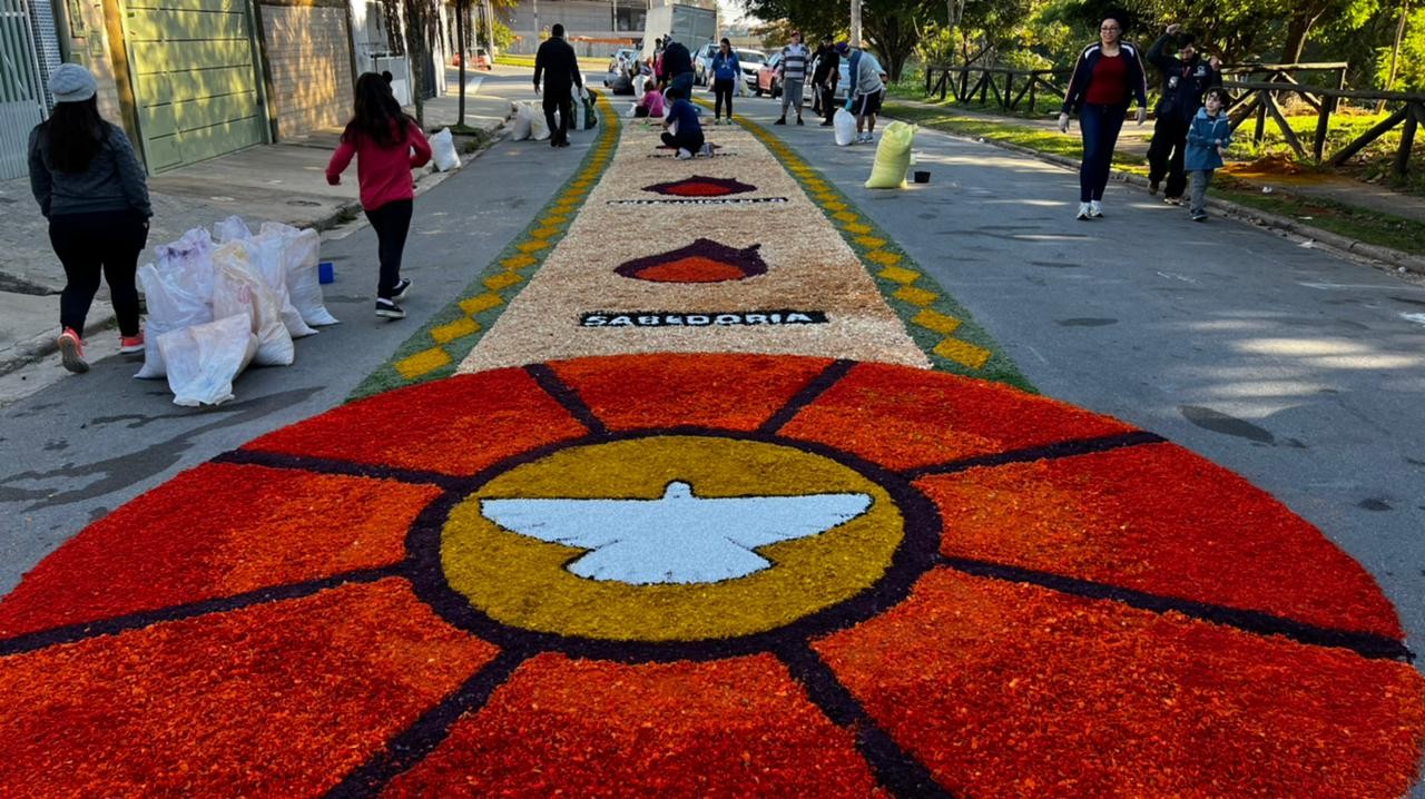 Missas, procissões e toneladas de materiais: fiéis se organizam para confeccionar tapete de Corpus Christi no interior de SP