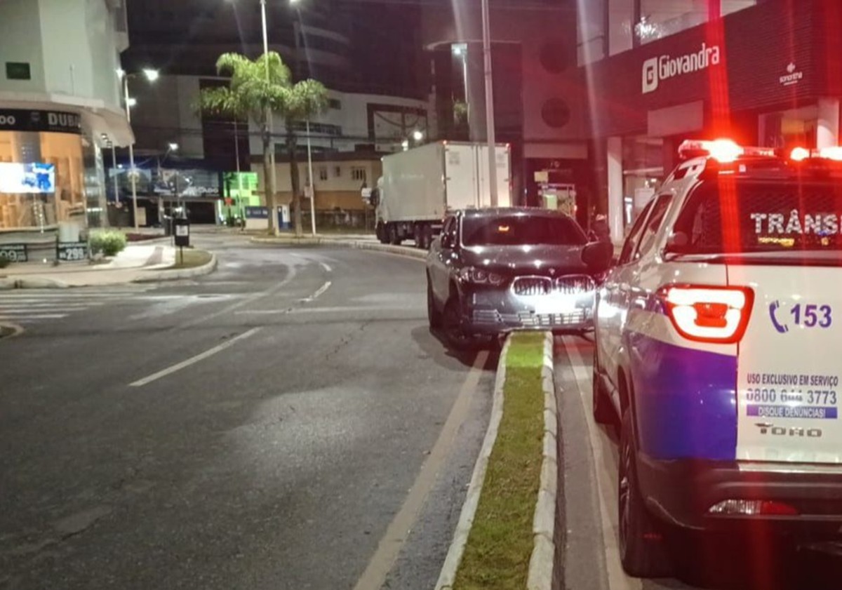 Motorista abandona carro de luxo de R$ 400 mil no canteiro central de rua em Balneário Camboriú