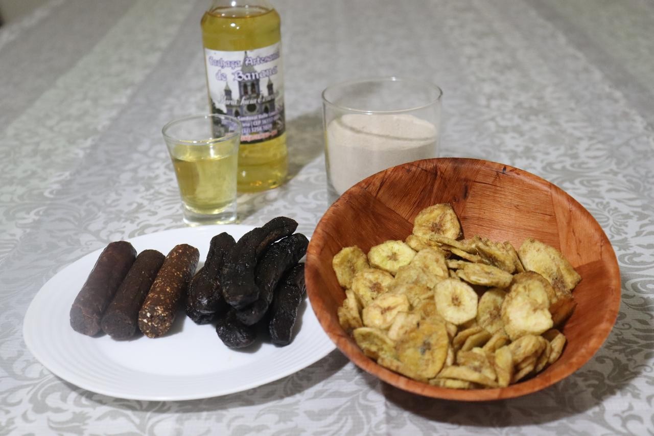 Produtores de banana inovam com chips, cachaças e doces para evitar perdas e aumentar a renda em MG