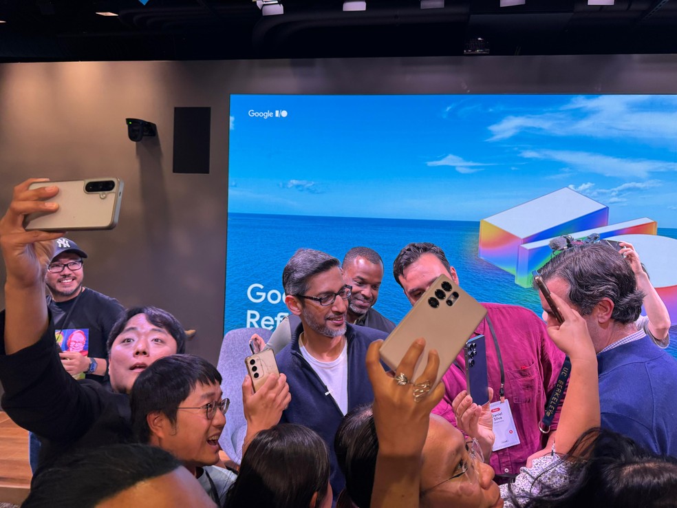 Sundar Pichai com influenciadores na sede do Google, na California. — Foto: Darlan Helder/g1