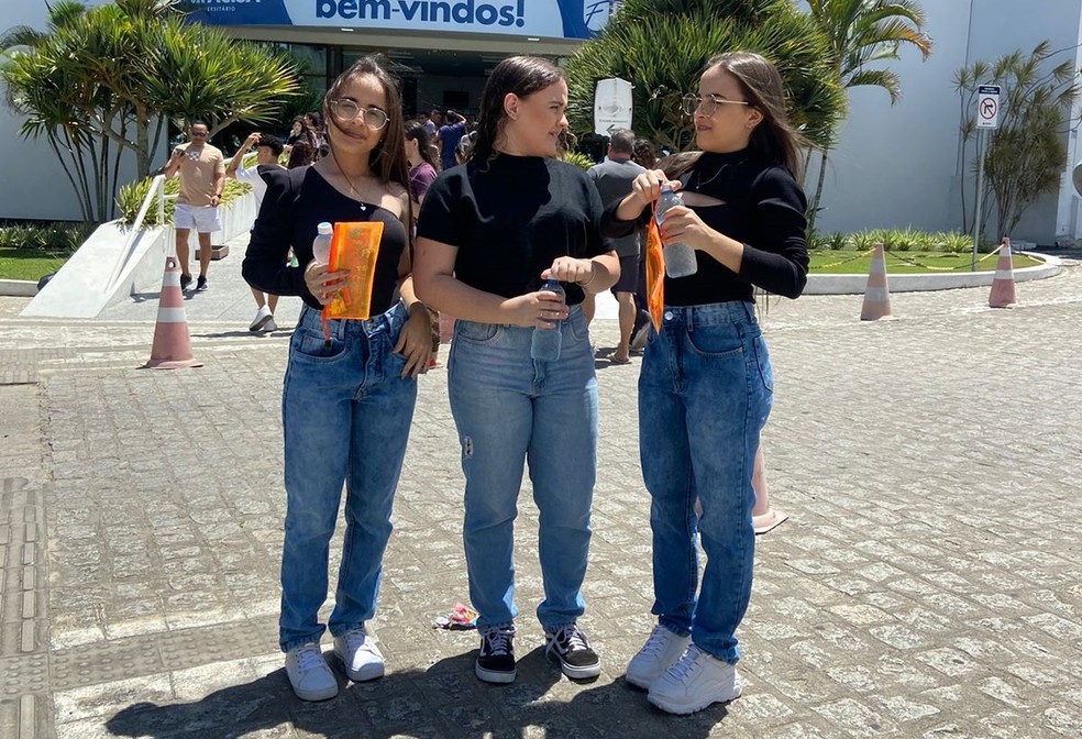 ENEM 2024 - DOMINGO (3) - CAMPINA GRANDE (PB) - Gêmeas e irmã mais velha fazem Enem na mesma sala — Foto: Alessandra Késia/Arquivo pessoal