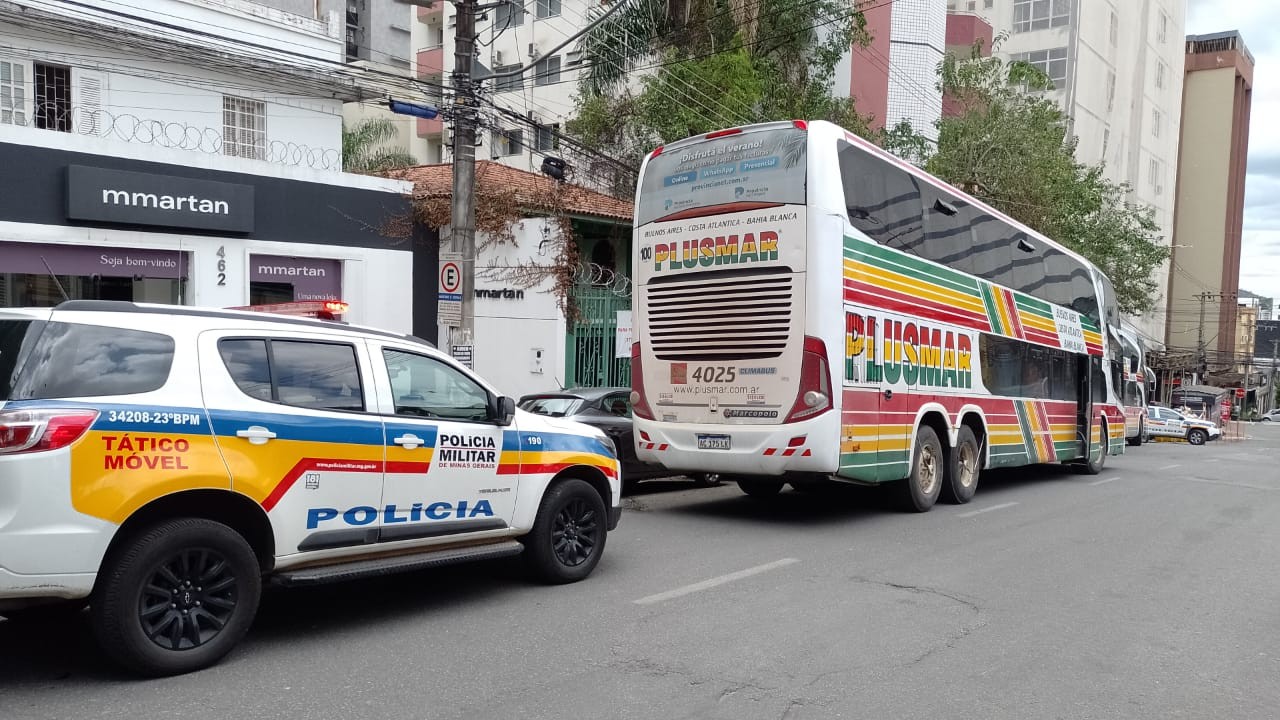 Após confusão em Divinópolis, torcedores do River Plate são escoltados na saída para BH