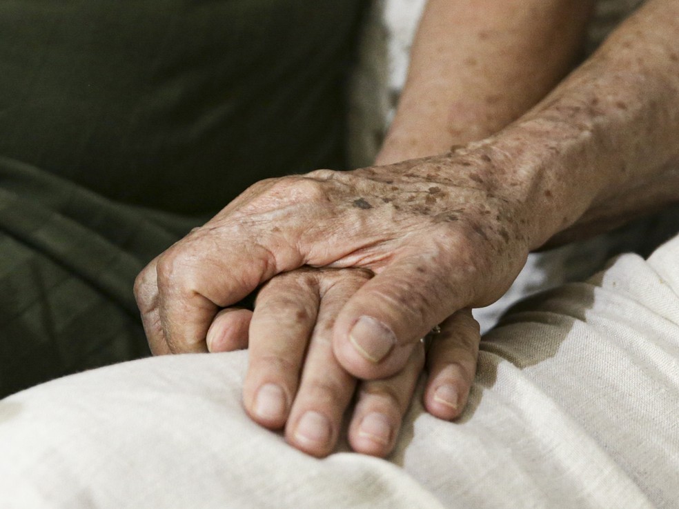 Mãos de idosos em foto ilustrativa — Foto: Marcelo Camargo/Agência Brasil