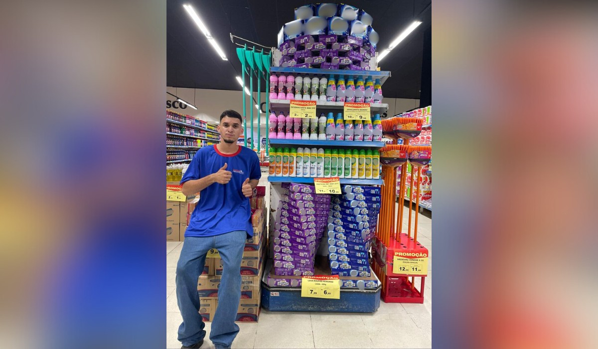 Repositor viraliza ao transformar prateleiras de supermercado em obras de arte: 'Via brilho nelas'