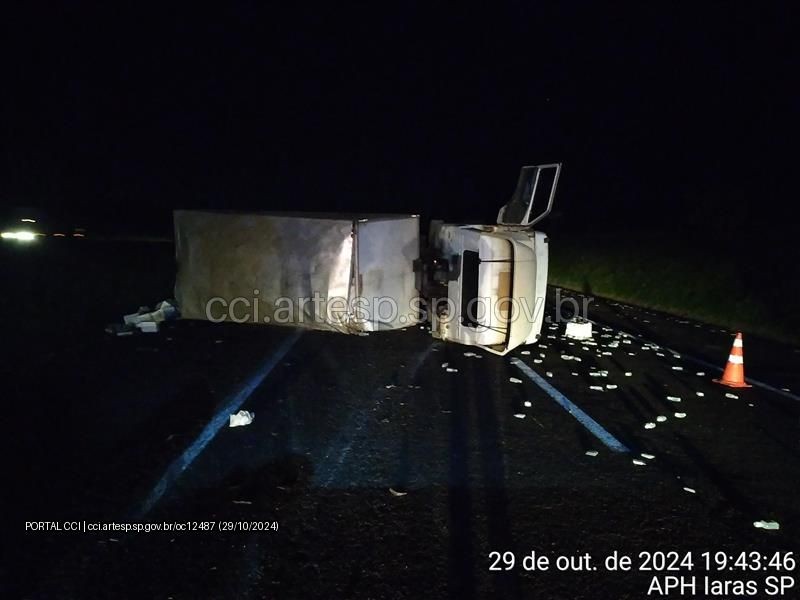 Caminhão que transportava medicamentos tomba em rodovia de Iaras