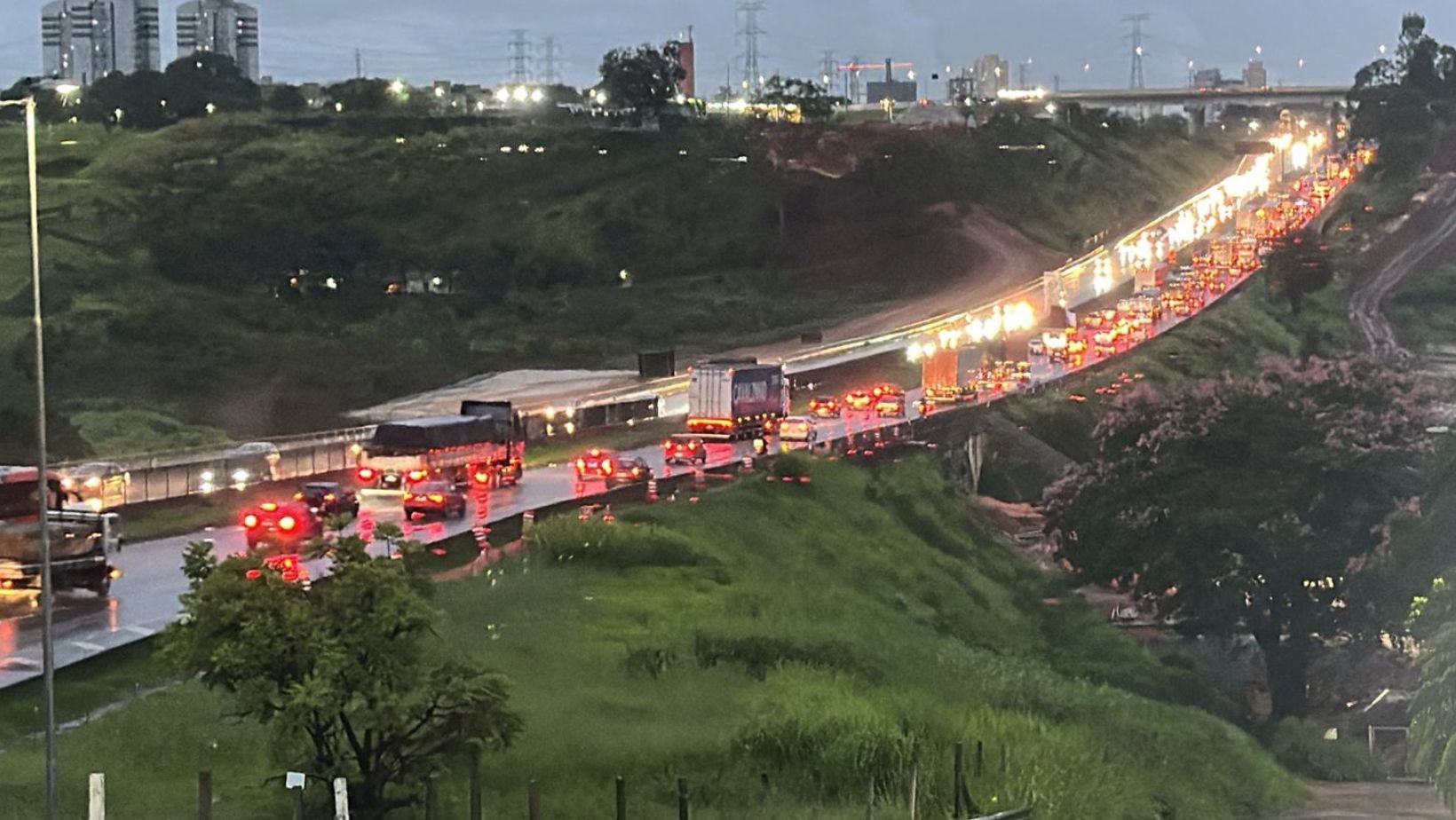 Faixa interditada por erosão na Via Dutra é liberada após cinco dias, em São José dos Campos