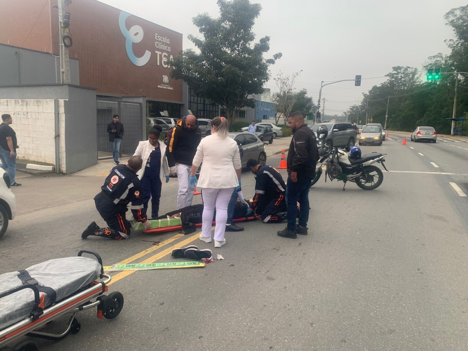 Acidente entre carro e moto causa lentidão no trânsito em avenida do Rodeio, em Mogi das Cruzes