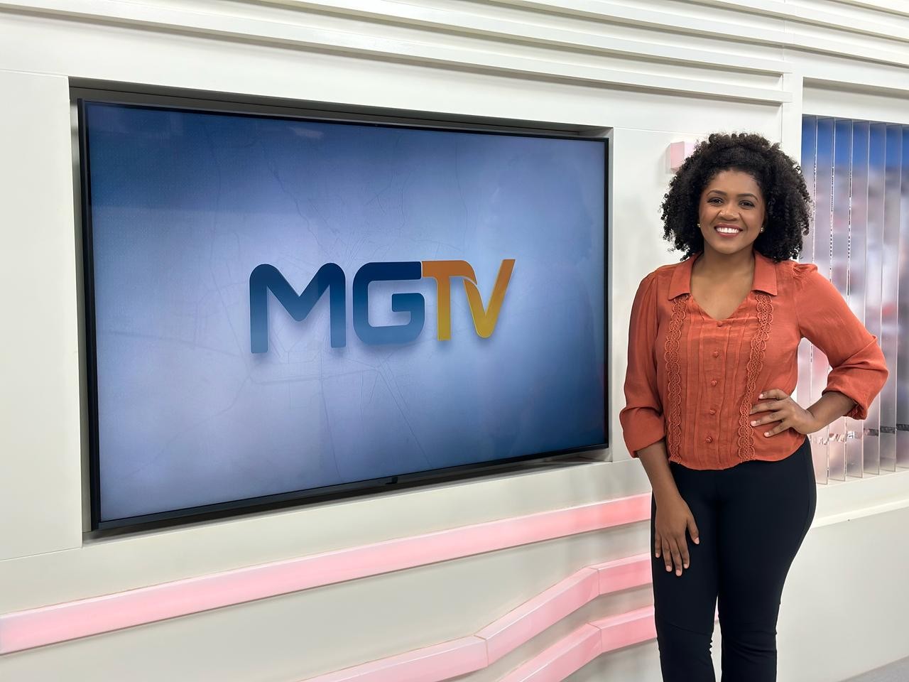 Tatiane Ferreira, apresentadora da TV Integração, sofre ataque racista; polícia vai investigar