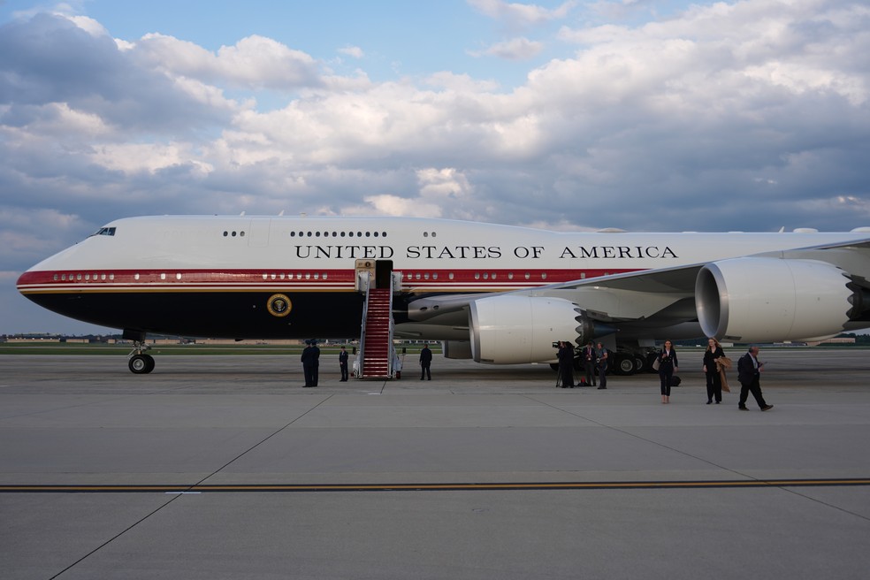 Aeronave Boeing VC-25B Bridge, doada a Trump pelo emir do Catar e transformado no mais recente Air Force One — Foto: Julia Demaree Nikhinson/AP Photo