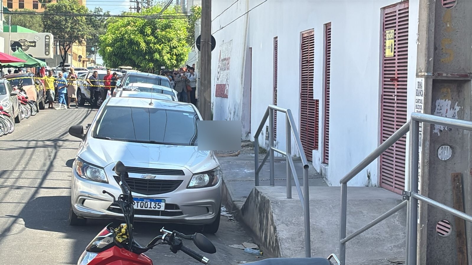 Vídeo mostra casal sendo morto a tiros na calçada de hospital no Centro de Teresina