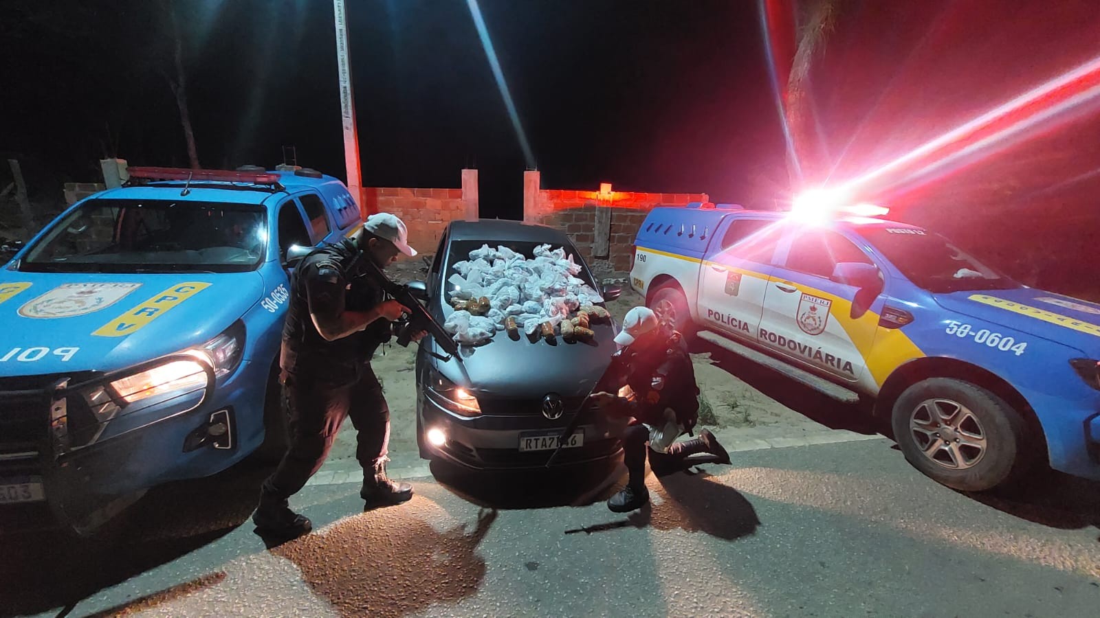 Polícia Rodoviária prende homem que transportava cocaína e crack na RJ-106