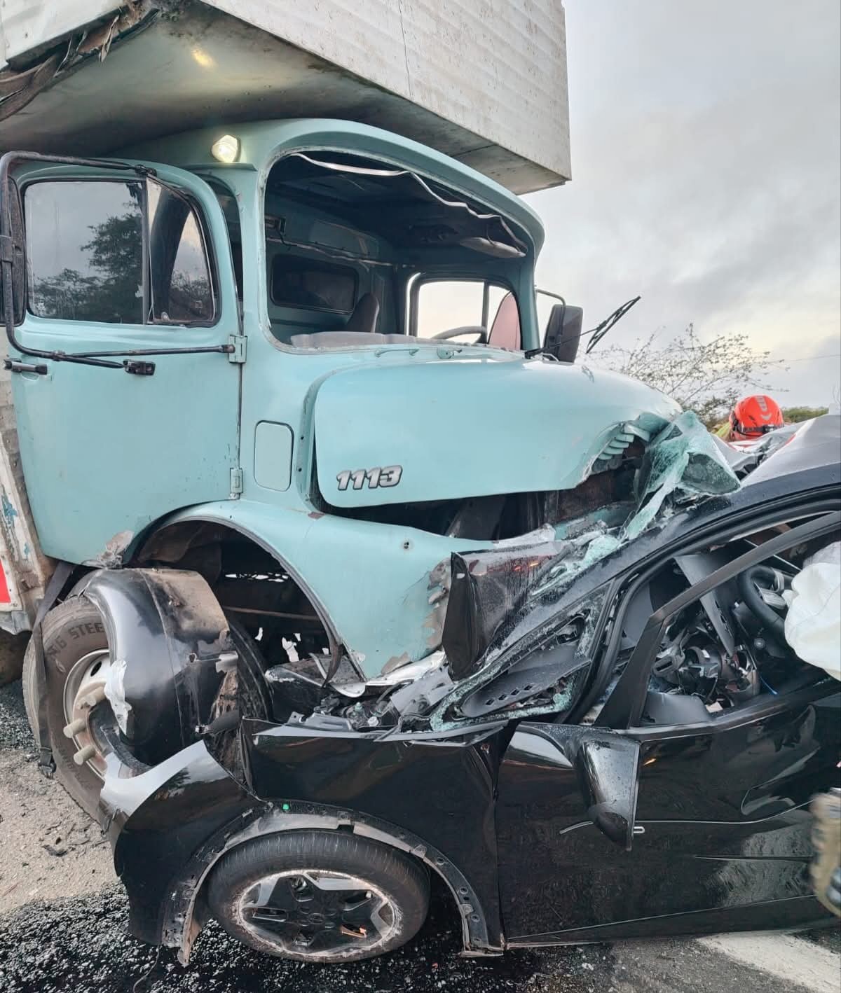 Duas pessoas morrem após acidente entre caminhão e carro na BR-230, na PB