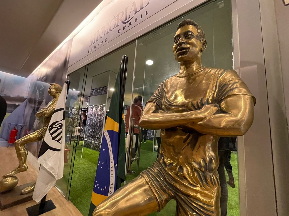 Duas estátuas folheadas a ouro recepcionarão os visitantes no Mausoléu de Pelé  — Foto: Thiago D'Almeida/g1 Santos