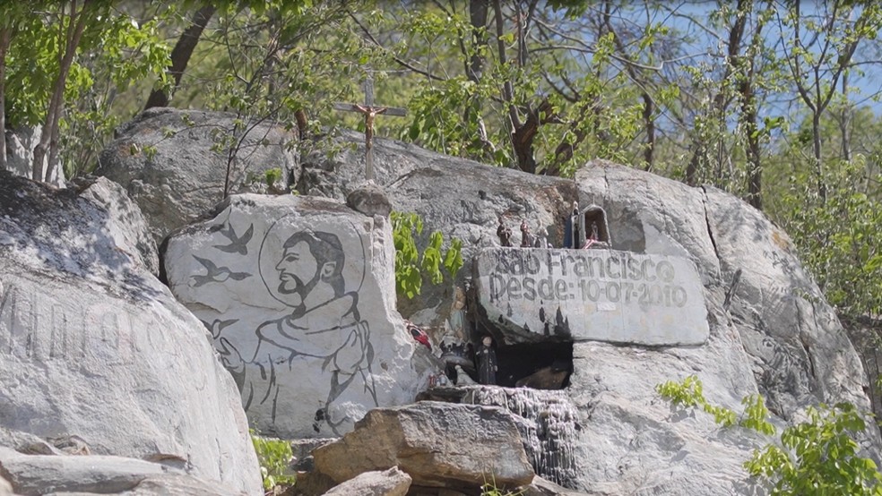 Um dos principais pontos turísticos da cidade é a imagem de São Francisco esculpida perto de cachoeira. — Foto: Imagens cedidas por Cicero Coutinho, Luiz Felipe e João Pedro Ramalho.