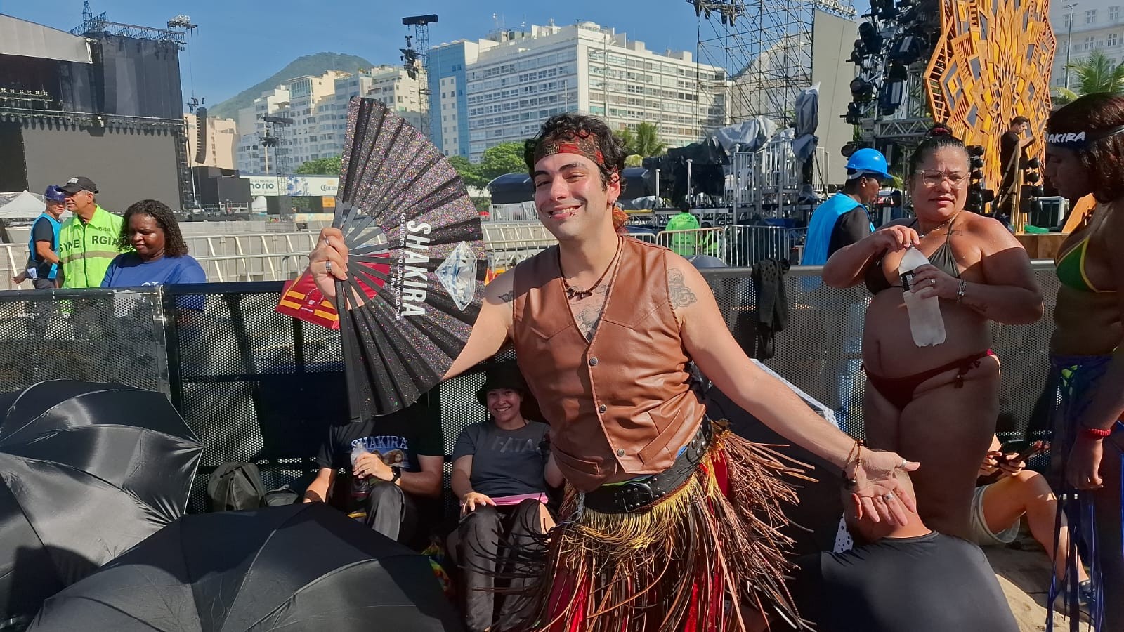 Fãs recriam looks icônicos de Shakira e colorem Copacabana 