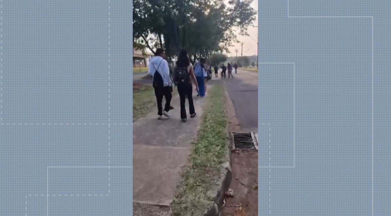 Motorista de ônibus se recusa a continuar trajeto e alunos vão a pé por cerrado até o IFSP; VÍDEO