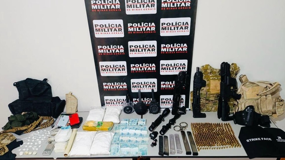 Nas casas do supeito foram encontradas drogas, armas, munições e quase R$ 20 mil em dinheiro — Foto: Polícia Militar/Divulgação