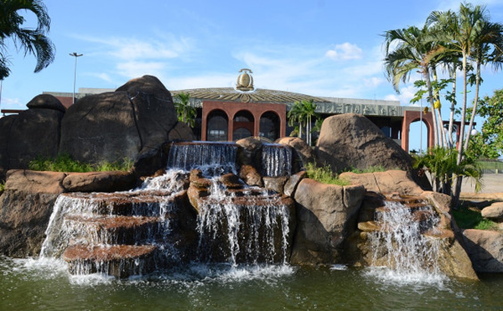 Cascata relembra belezas naturais do Tocantins; monumento está la ala sul da praça — Foto: Reprodução/Frederick Borges/Governo do Tocantins