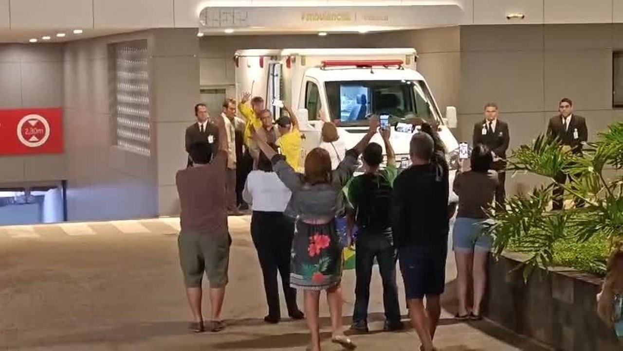 Bolsonaro chega ao hospital em Brasília; equipe médica vai avaliar necessidade de cirurgia
