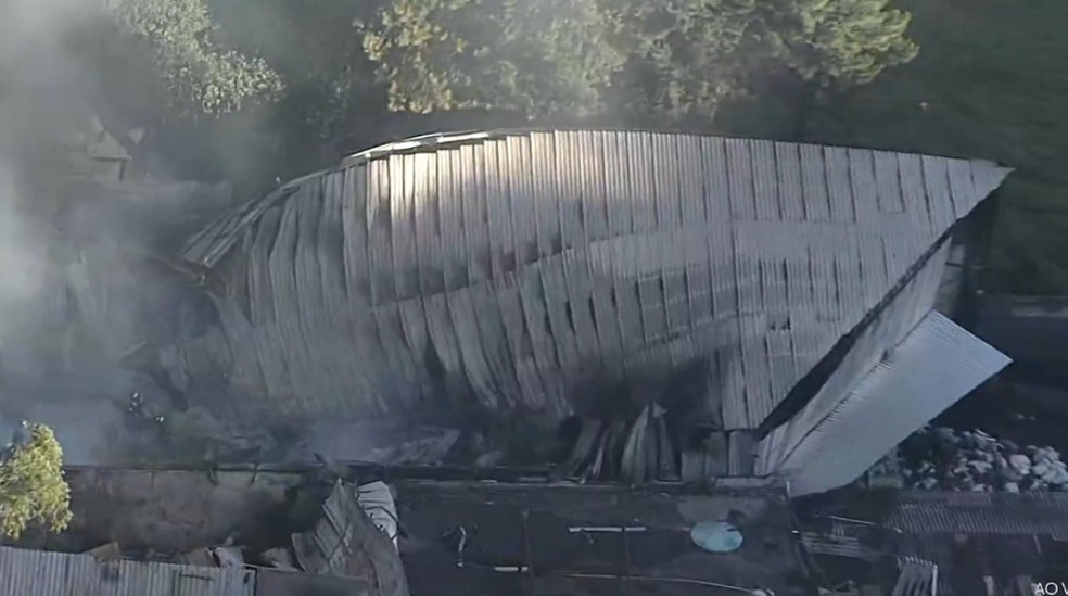 Fogo destrói completamente galpão de indústria na Zona Leste de SP — Foto: Reprodução/TV Globo