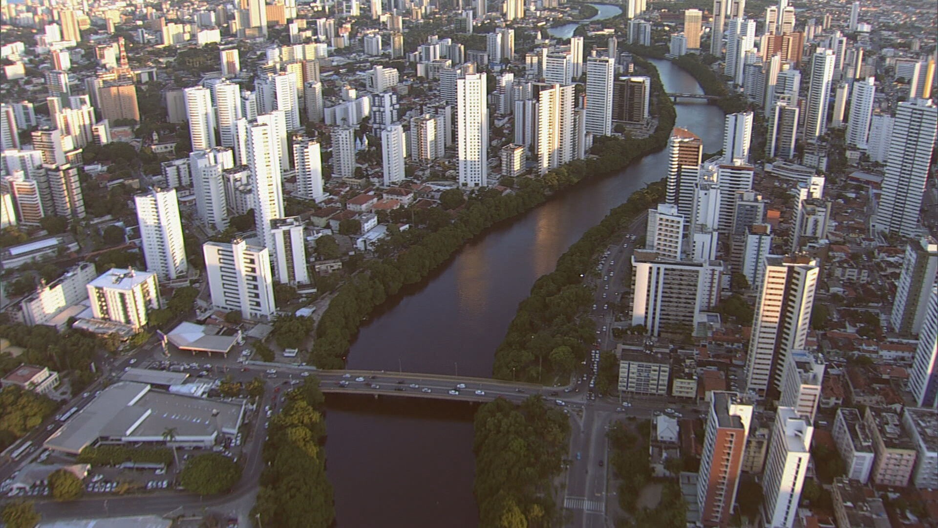 Relatório aponta degradação das águas do Rio Capibaribe: saneamento básico é desafio que envolve debate sobre privatização da Compesa