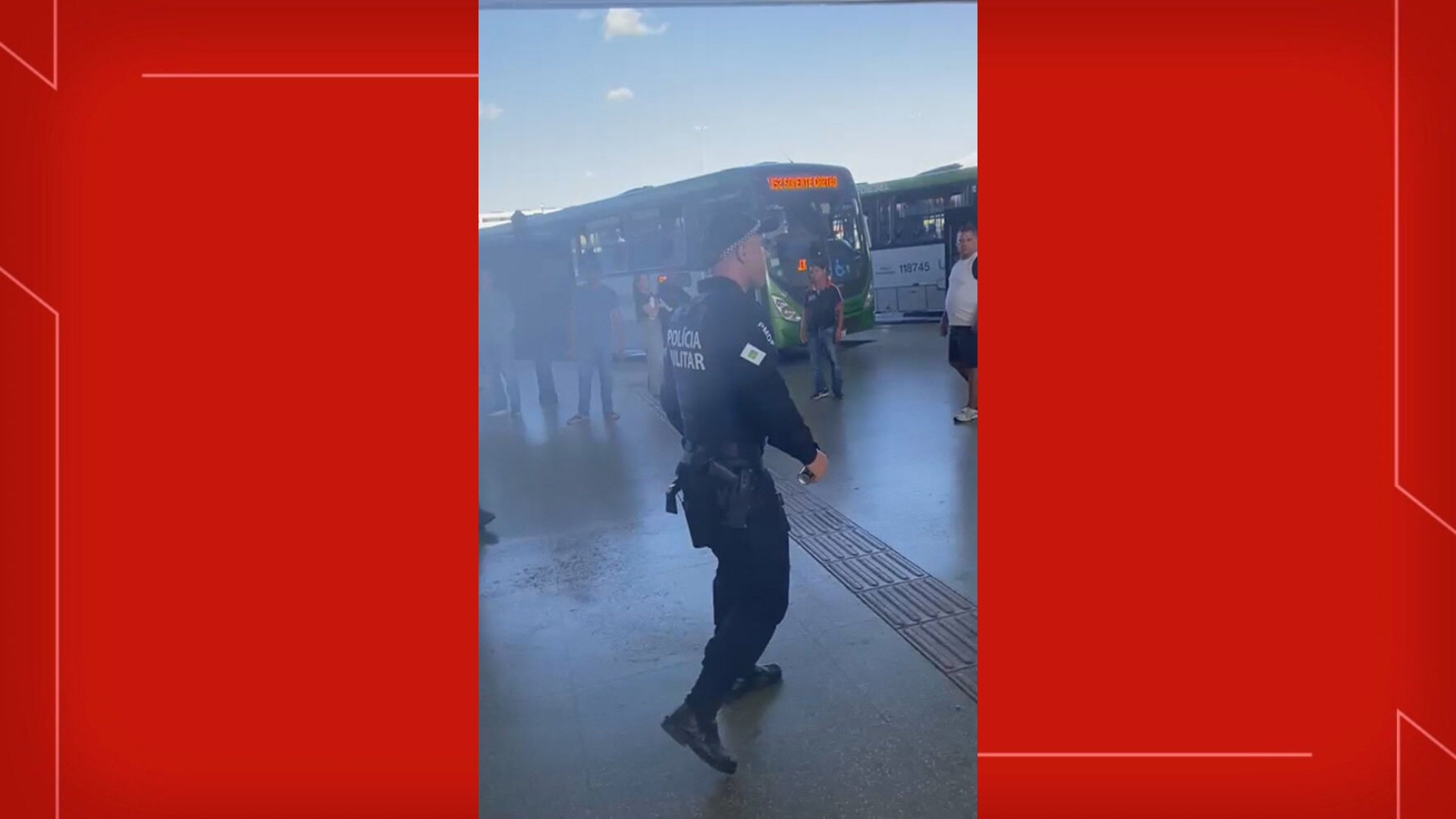 VÍDEO: Polícia Militar joga spray de pimenta em vendedores ambulantes na rodoviária do Plano Piloto, em Brasília