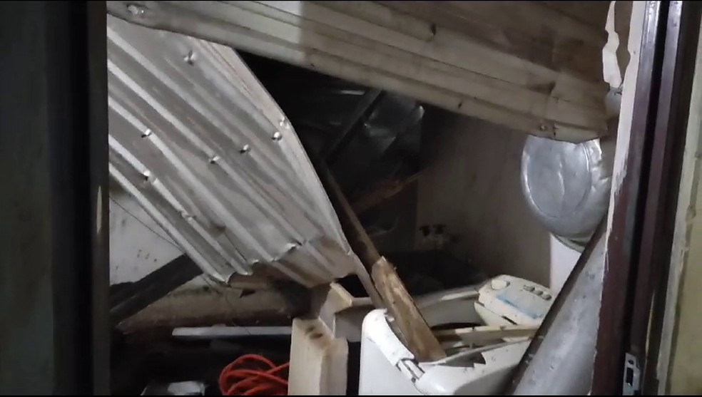 Telha se desprendeu do prédio e atingiu três casas na Vila Guaíra, em Presidente Prudente (SP) — Foto: Pedro Lopes Lima