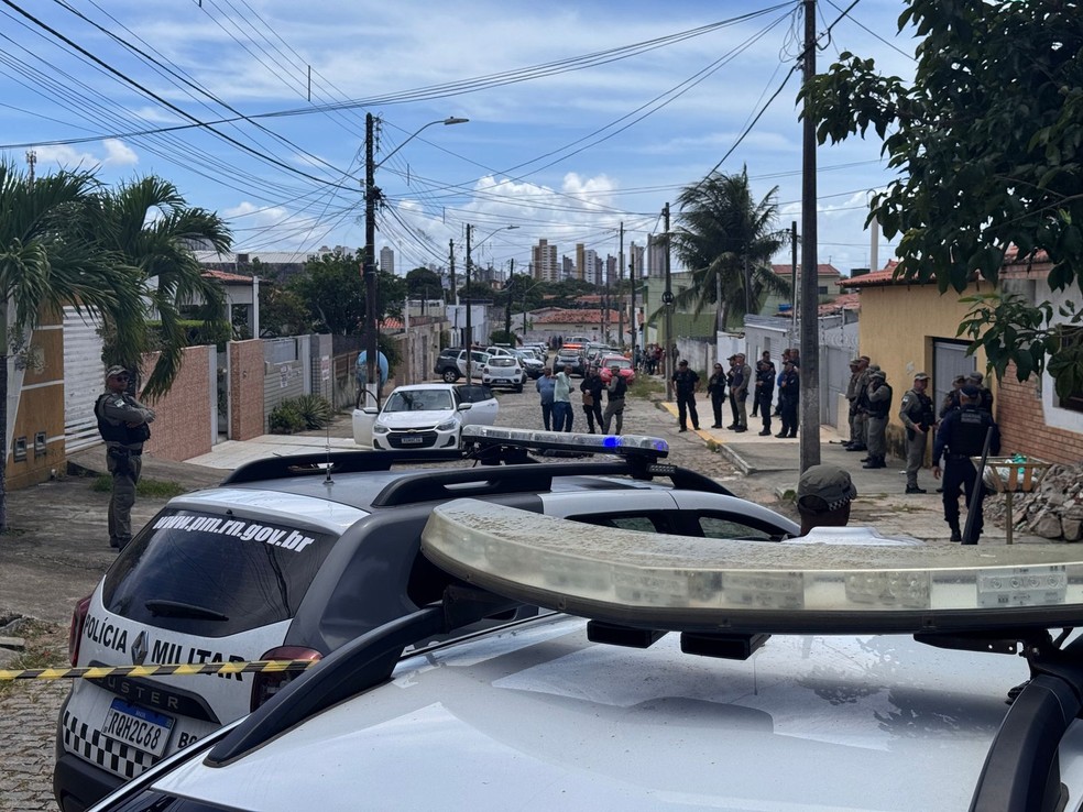 Viaturas na rua em que o secretário de segurança reagiu a assalto em Natal — Foto: Vinícius Marinho/Inter TV Cabugi