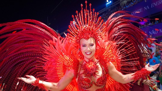 Tapa-sexo de Virginia descola no desfile da Grande Rio, e rainha chega à Apoteose sem costeiro