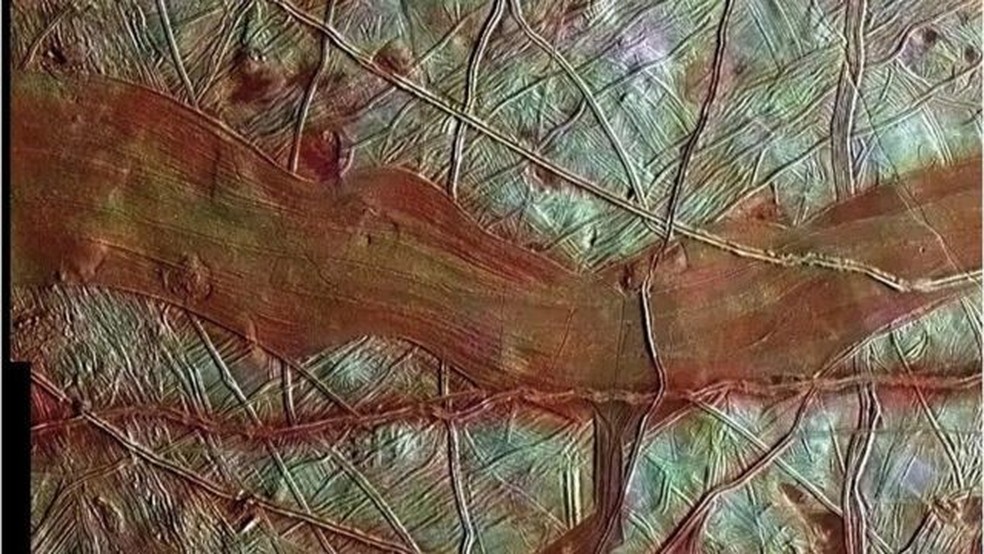 As listras de tigre de Europa são causadas por fissuras em sua superfície gelada — Foto: NASA